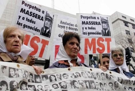 Manifestacin de la Madres de la Plaza de Mayo con fotos de desaparecidos. | Reuters