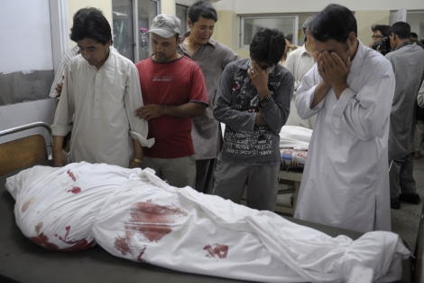 Imagen de uno de los fallecidos en el ataque a Quetta. | Afp