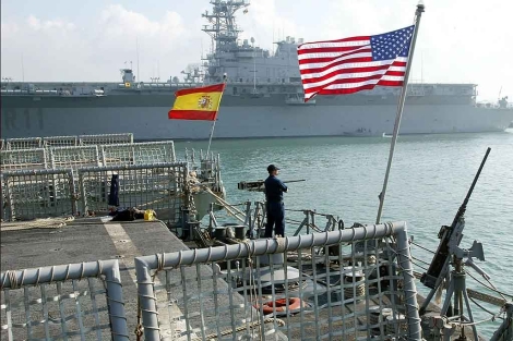 Las banderas española y estadounidense ondean juntas en Rota. | E.M.