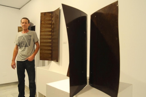 Ernst Kraft junto a una de las obras de su exposicin. | N. Alcal