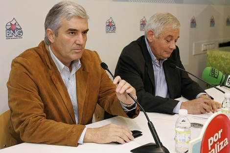 Fernando Blanco, durante su comparecencia con Guillerme Vázquez en la sede del BNG. | Efe