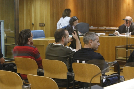 De izquierda a derecha: los etarras Roberto Lebrero, Luis Marielarena y Xabier Etxeberria, durante la sesin del juicio del pasado da 29. | Efe/J.L. Pino