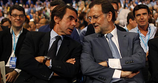 Aznar y Rajoy conversan ante de su intervencin. | Reuters