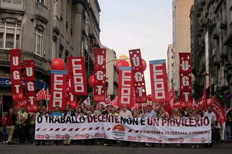 Miles de personas salen a la calle en Vigo por el 'trabajo decente y ...