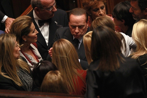 El primer ministro italiano conversa con varias parlamentarias tras una sesión. | Reuters