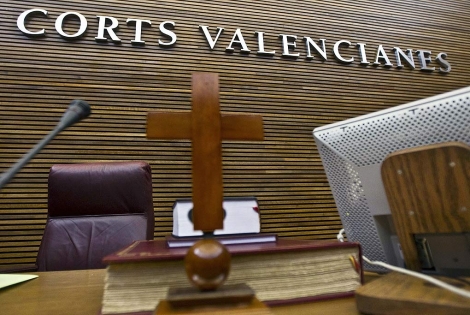 El crucifijo, presente en la Mesa de las Cortes Valencianas. | Benito Pajares
