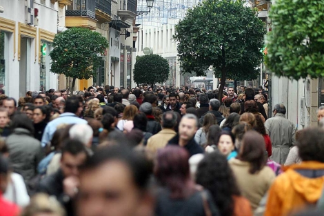 Gento deambulando por una calle del centro comercial de Sevilla. | EM
