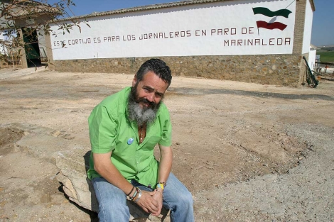 Juan Manuel Snchez Gordillo, ante el cortijo El Humoso, en Marinaleda. | Conchitina