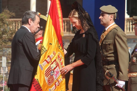 La Infanta Elena entrega la bandera al coronel Eduardo Fernando Prados. | C. Mrquez
