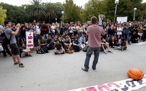 Los universitarios protestando ante la UPC. | Domnec Umbert
