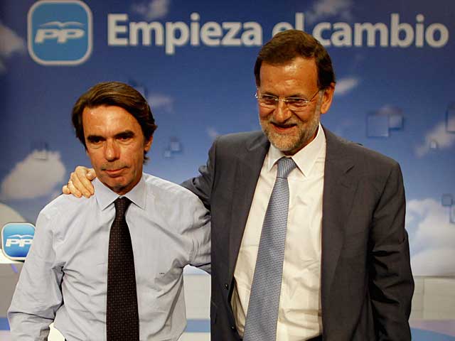 Mariano Rajoy con Jos Mara Aznar. | Reuters