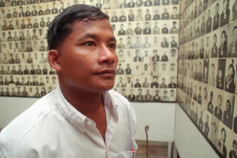 Nhem En observa las fotos que tom a las vctimas en el Museo del Genocidio en Phnom Penh.