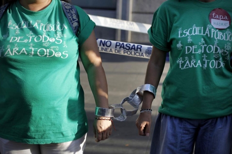Dos manifestantes visten la camiseta en una de las protestas. | Alberto Di Lolli