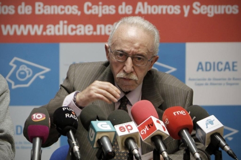El Presidente de la Adicae, Manuel Pardos, en una rueda de prensa. | Alberto Di Lolli