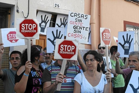 Un grupo de personas protesta contra los desahucios. | EM