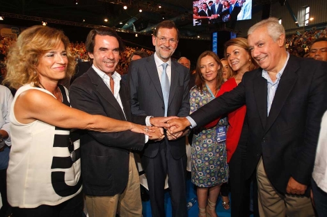 Saludo de Arenas, otros dirigentes del PP y el ex presidente Aznar, en Mlaga. | A. Pastor