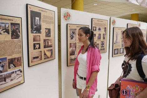 Dos alumnas contemplan la exposicin en el campus de las Lagunillas. | M. Cuevas
