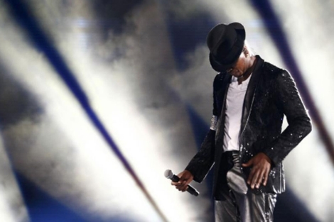Ne-Yo durante su actuación en el homenaje caracterizado como Michael Jackson. | Reuters