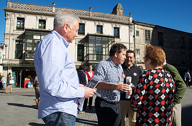 Guillerme Vzquez y el alcalde de Pontevedra, Miguel Fernndez Lores, hablan con unos vecinos. | BNG