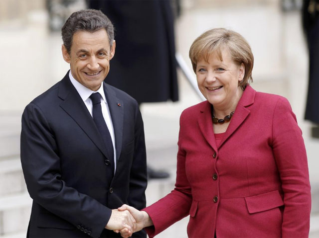 Sarkozy y Merkel se saludan frente al Elseo el pasado marzo. | Efe