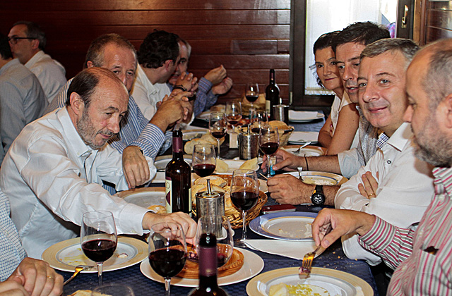 Rubalcaba, Blanco y un grupo de socialistas de Lugo, durante la comida en San Froiln. | Efe