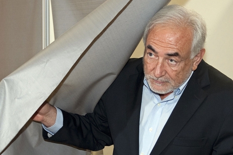 Dominique Strauss-Kahn, saliendo de la cabina de votacin, esta tarde. | Afp