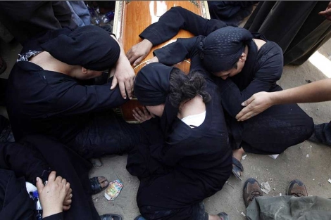 Familiares de uno de los coptos muertos, en el funeral.| Ap