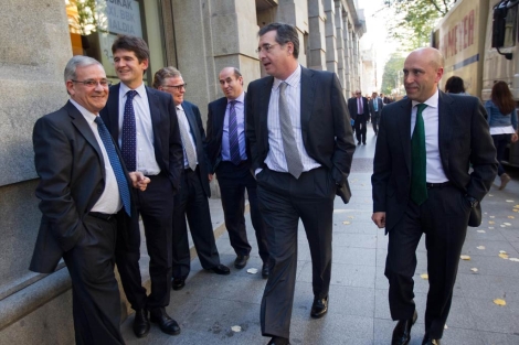 Sánchez Asiain, en el centro, se dirige a la reunión en Bilbao. | Mitxi
