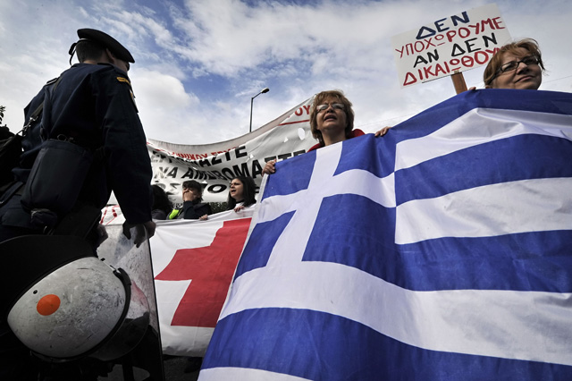 Protesta contra los recortes frente al Parlamento griego en Atenas. | Afp