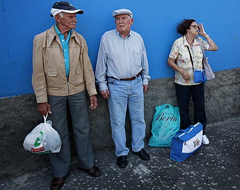 Varios habitantes de la localidad esperan el traslado. | Afp/Desiree Martín