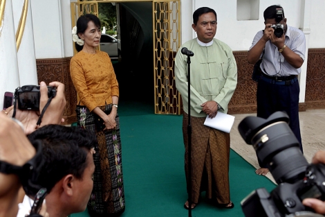 Aung San Suu Kyi junto al enlace del Gobierno promilitar en Rangn. | Efe