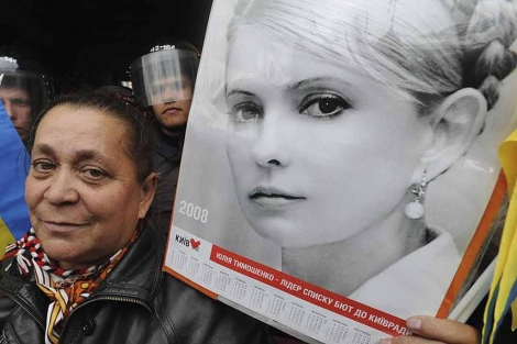 Una seguidora de Timoshenko, con una pancarta de apoyo. | Efe