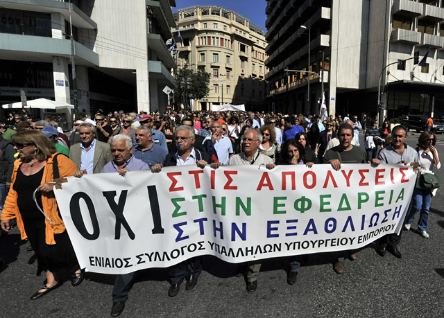 Protesta de funcionarios griegos frente al Ministerio de Finanzas en Atenas este mircoles. | Afp