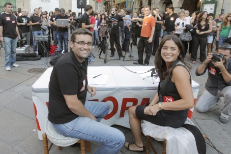 Alfonso Hermida y Ana Prez representaron un informativo durante las protestas. | Efe