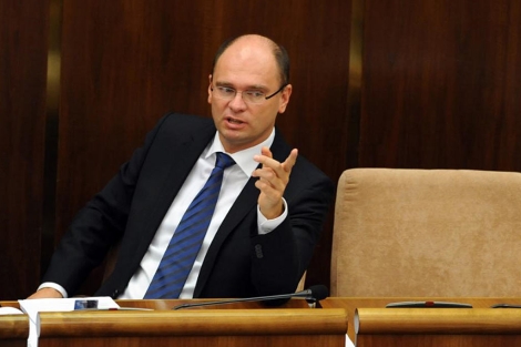 Richard Sulik durante el debate en el parlamento eslovaco sobre el fondo de rescate. | Afp