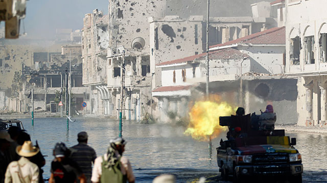 Rebeldes en el centro de Sirte. | Reuters