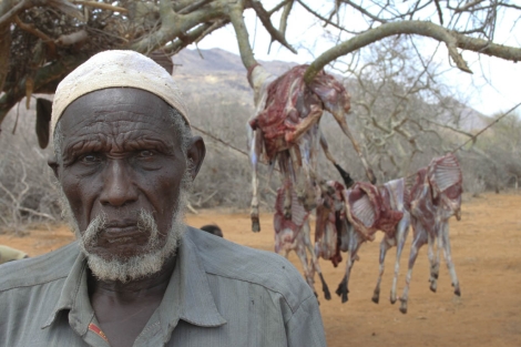 El jefe de una tribu de Moyale con carne para distribuir | Joana Socas