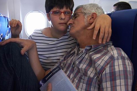 El dibujante Miguel Gallardo y su hija María, afectada por autismo, en el documental 'María y yo'.