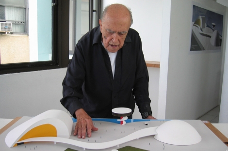 Oscar Niemeyer, con la maqueta del centro de Avils.