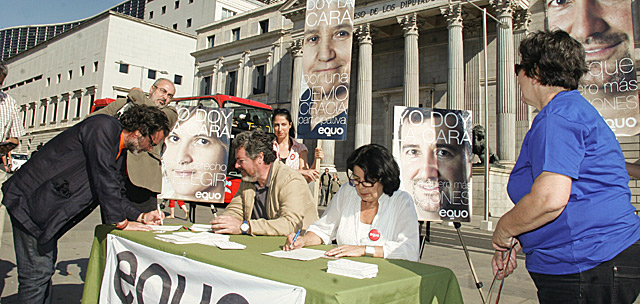 Juantxo Lpez de Uralde e Ins Sabans recogen firmas frente al Congreso. | Efe/Javier Luengo
