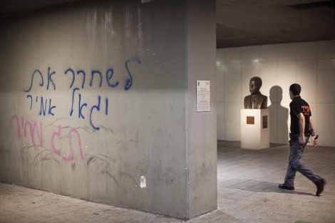 Pintadas en el monumento a Isaac Rabin, este viernes en Tel Aviv. | Efe
