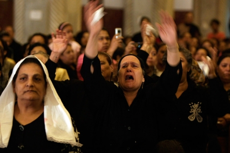 Una cristiana copta llora tras la masacre del pasado domingo. | Afp