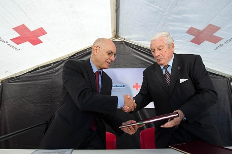 Rodolfo Ares e Iaki Arusta firman el acuerdo entre Lakua y Cruz Roja. | Mitxi