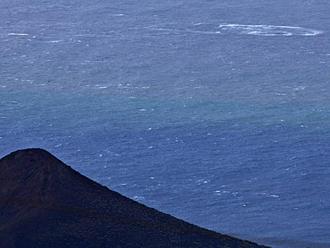 Un pequeño remolino en la zona donde se localiza el volcán submarino. | Reuters
