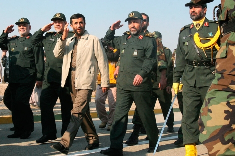 El presidente iran, en un acto con militares.