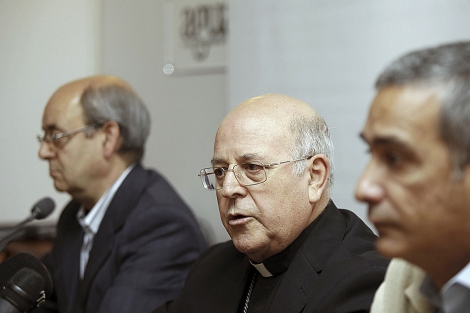 Ricardo Blzquez (centro), durante una rueda de prensa en Valladolid. | Efe