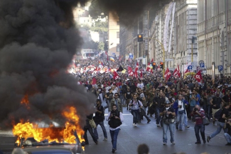 Vehculos arden durante los disturbios del pasado sbado en Roma. | M.P.