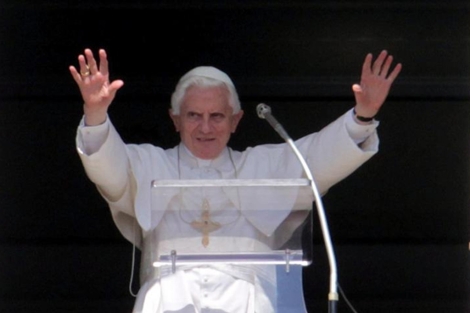 El papa Benedicto XVI saluda a las personas congregadas en la Plaza del Vaticano. | Efe