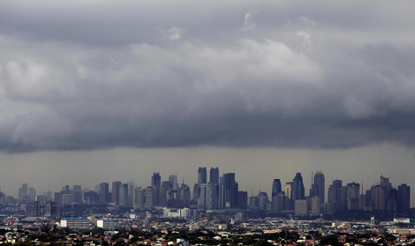 Las nubes se ciernen sobre la ciudad de Manila, en octubre de 2011