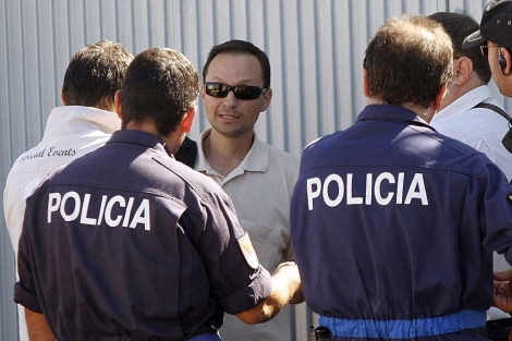 El padre de los menores desaparecidos, rodeado de policas. | Madero Cubero